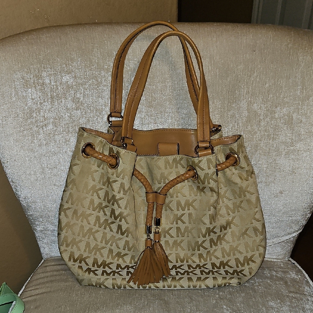 Michael Kors Large Tote In Beautiful Comdition